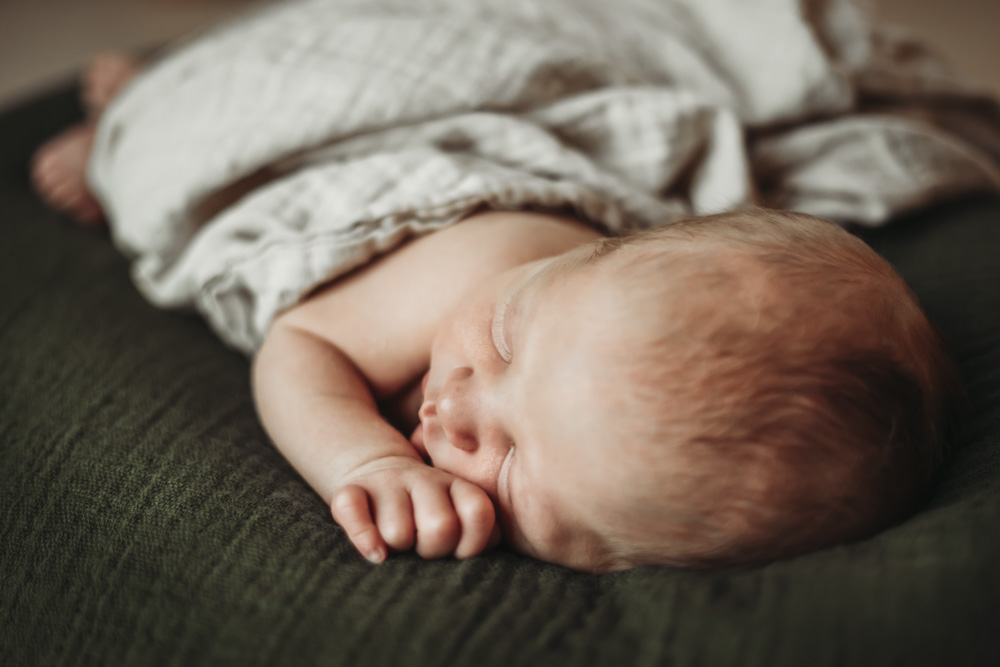 nyfoedt-fotografering-august-sover