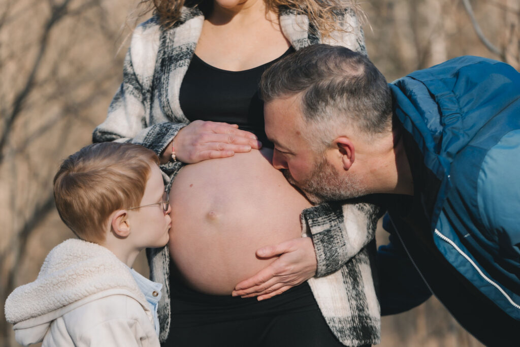 gravidfotografering-henriette-og-familie-kysser